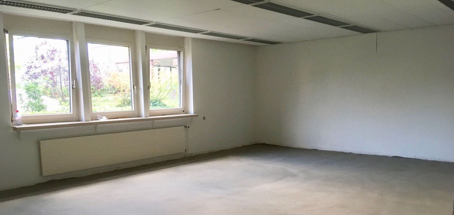 Teppich entfernt und Boden ausgegossen